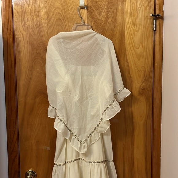 A woman’s long, cotton/polyester dress - Picture 5 of 8